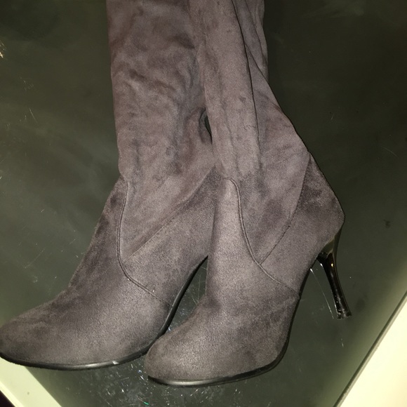 Faux suede boots with small heels almost new 🍂🍁 - Picture 2 of 6